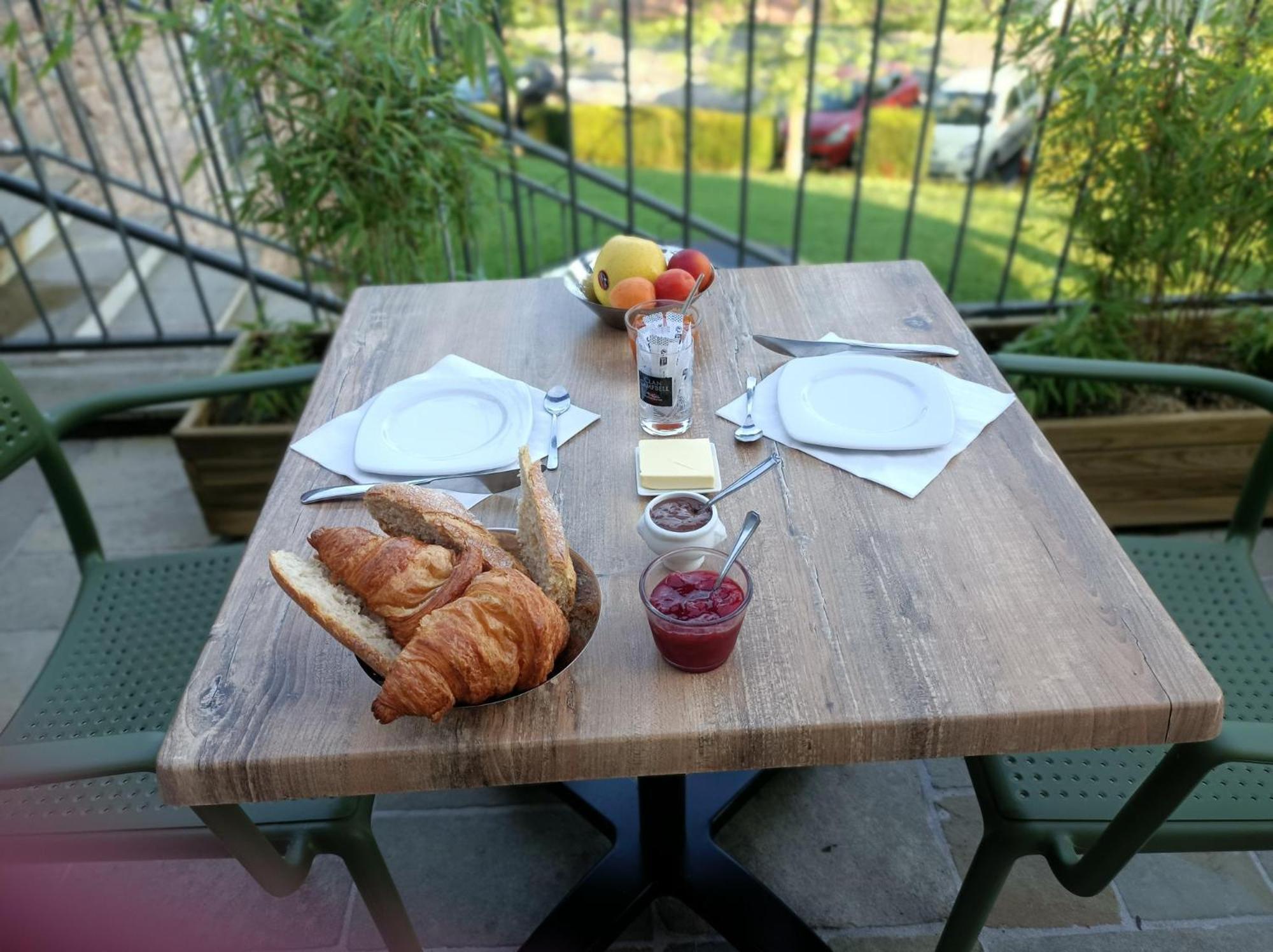 Les Pierres Folles Bed & Breakfast Rozier-en-Donzy Eksteriør bilde